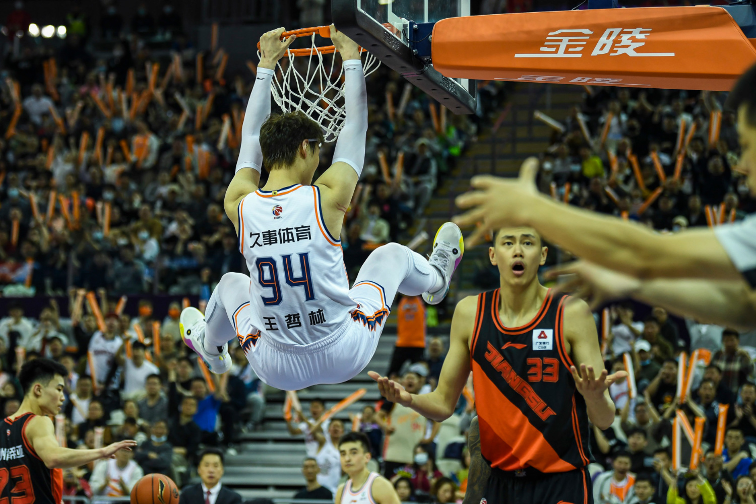 哈尔滨男篮主场豪胜，外援表现神勇，实力强大