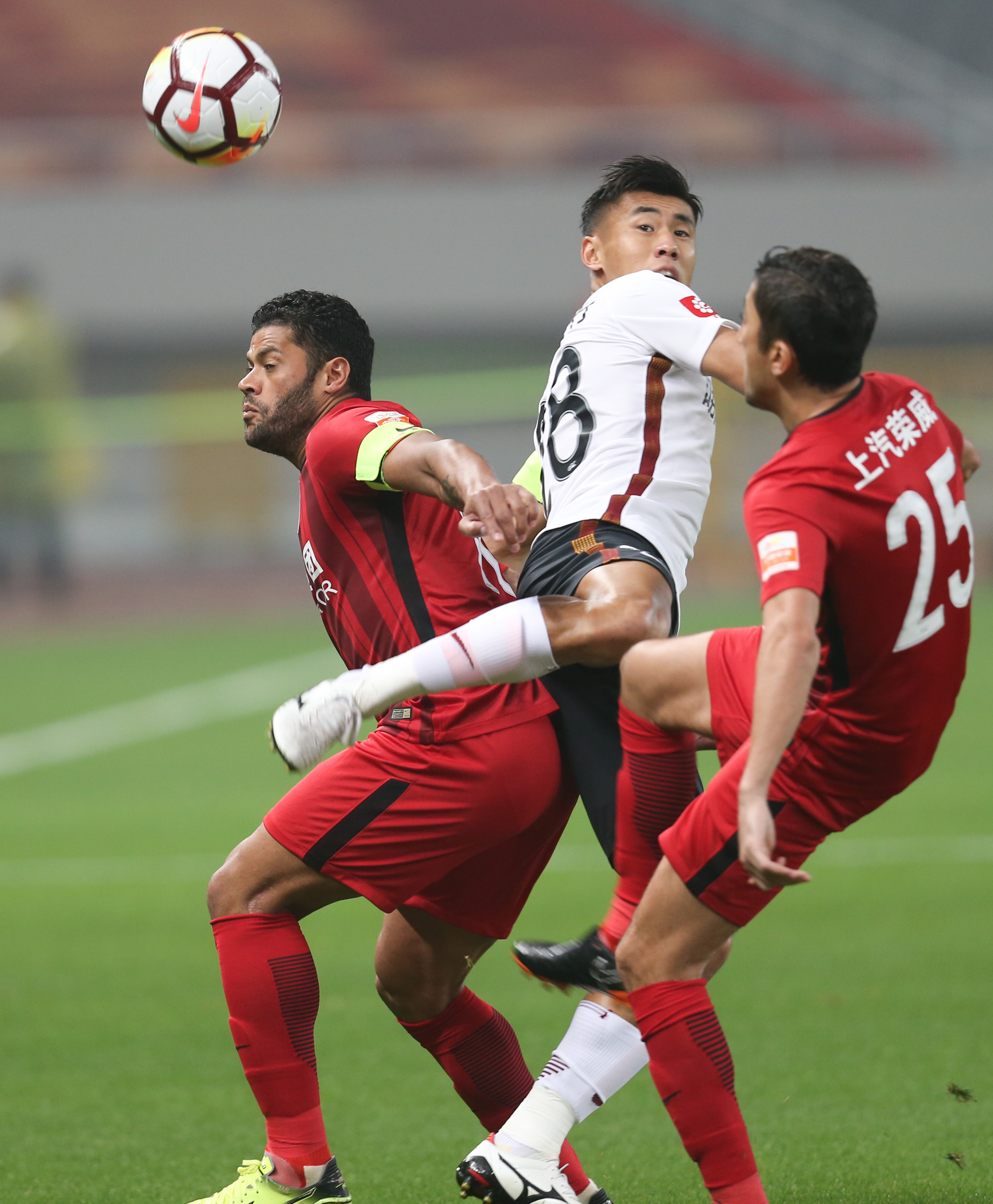 上海上港客场逆转战胜对手，保持领先地位