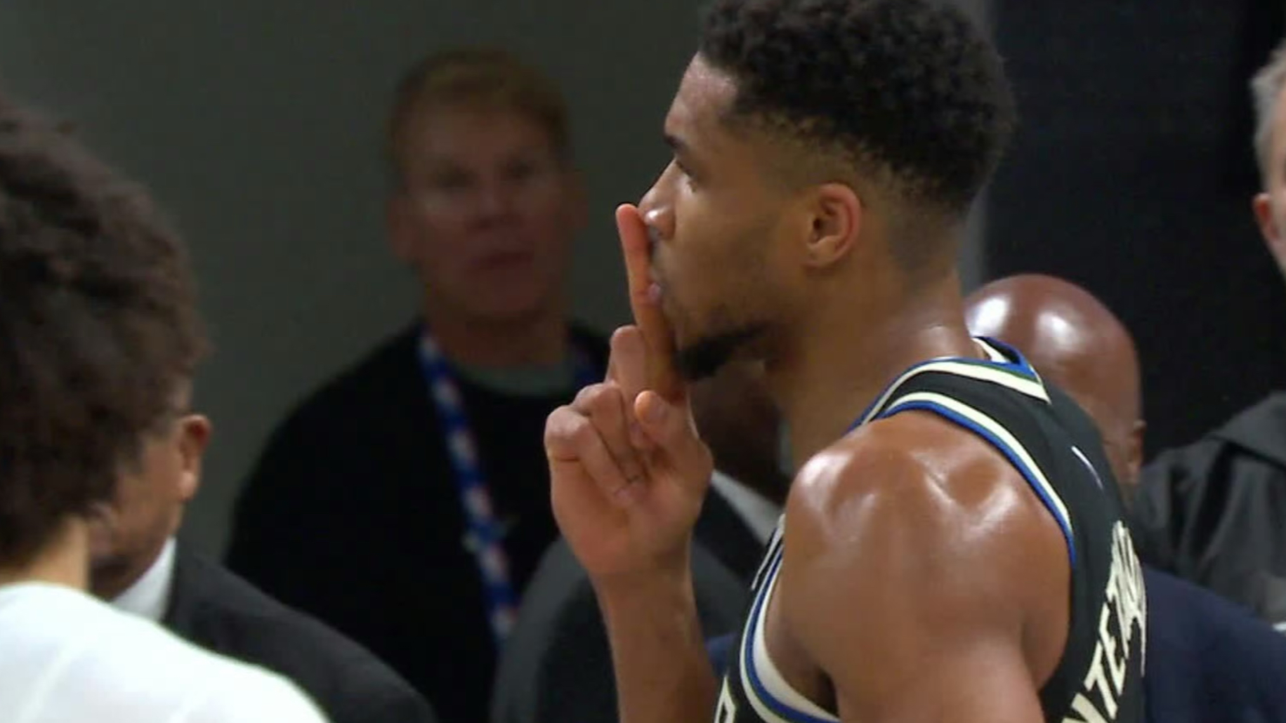 关于步行者翻盘青岛队，字母哥点燃赛场的信息